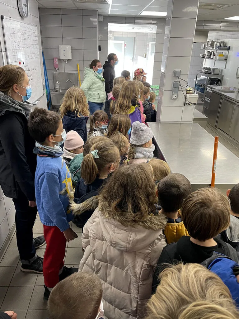 visite scolaire dans les cuisines du restaurant ala12 pour la semaine du gout