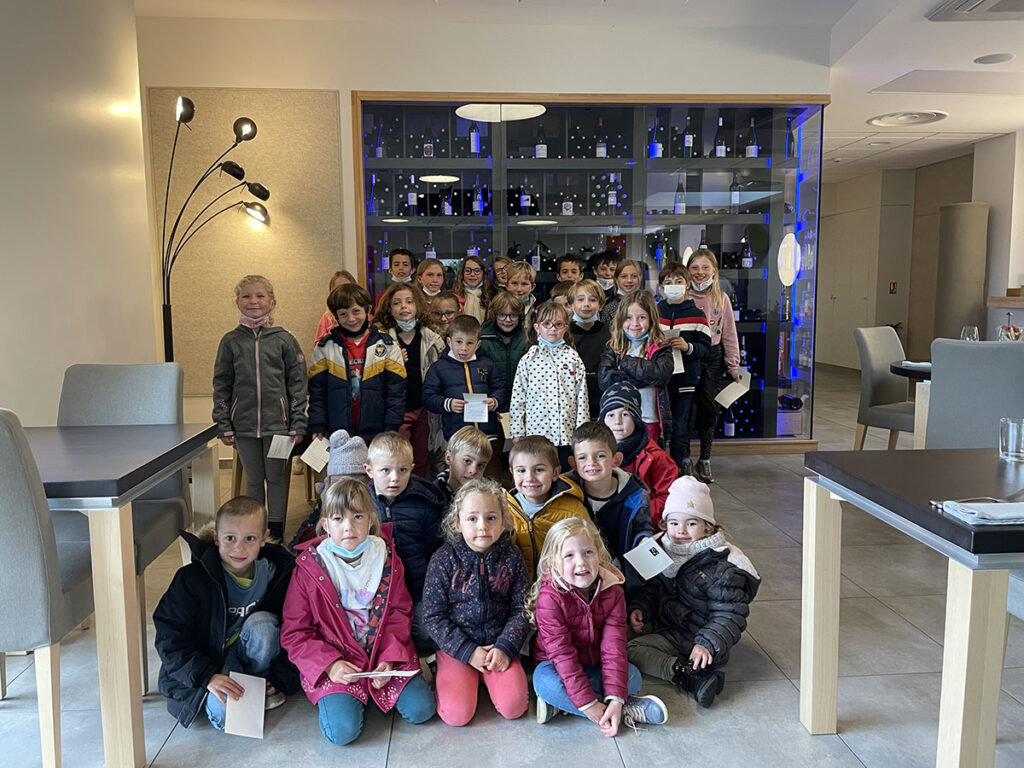 Visite scolaire pour la semaine du gout, photo dans la salle du restaurant