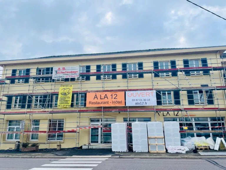 Rénovation de la façade – En travaux ! — À la 12