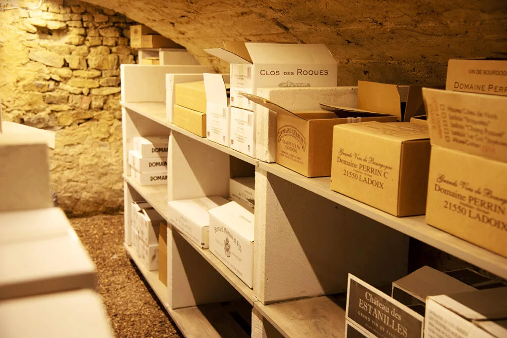 Cave a vin de vieillissement du restaurant ala12