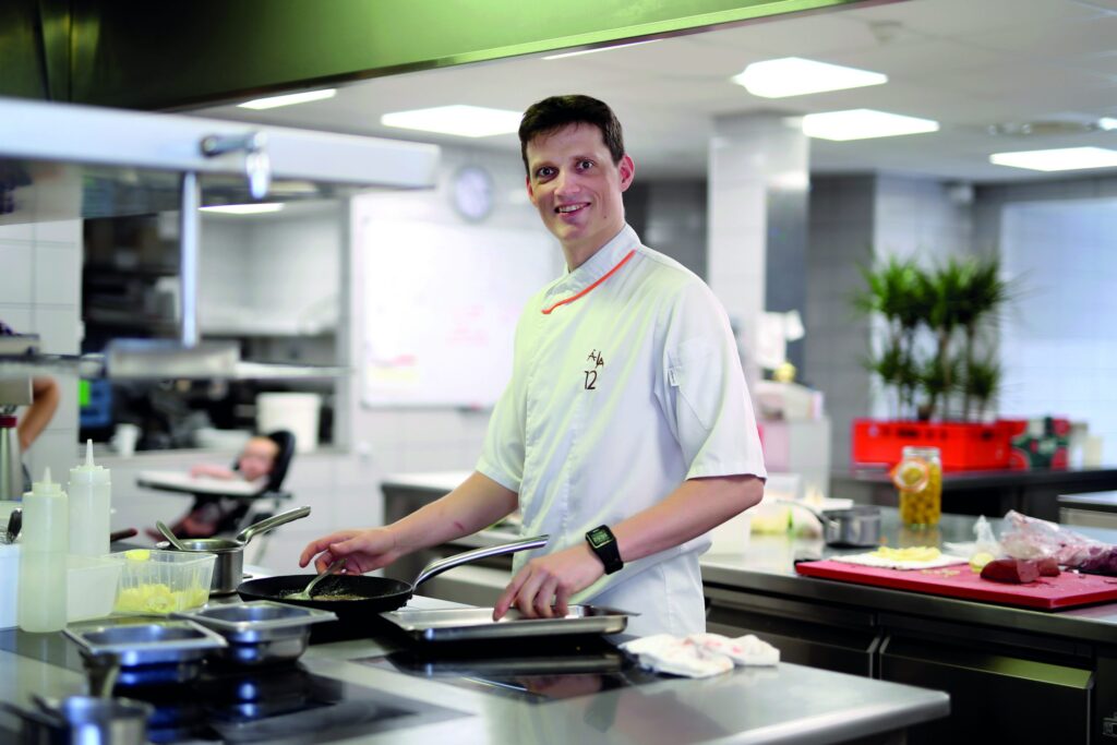 Portrait chef cuisinier Thomas Francois restaurant ala12