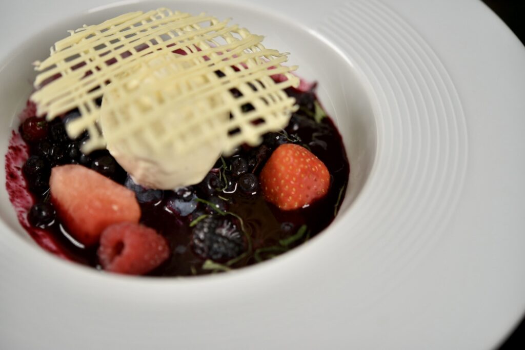 Dessert betterave fruit rouge sur assiette blanche