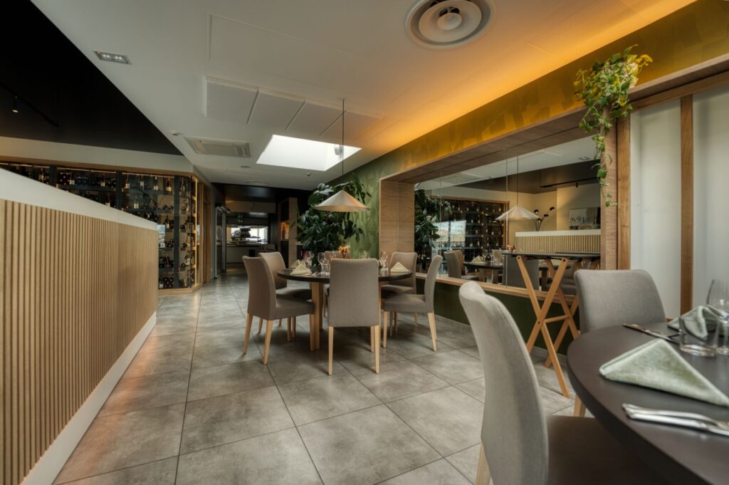 salle-gastronomique-murs-verts-ala12