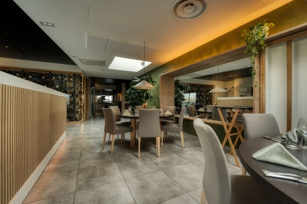 salle-gastronomique-murs-verts-ala12